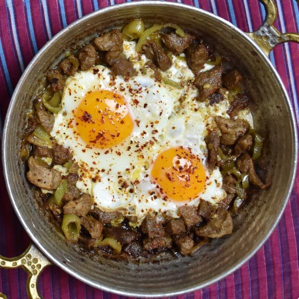 Sahanda Kavurma Kaşarlı Yumurta 